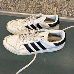 Sabates Witte Adidas, segons ha informat Boat Bike Tours mitjançant iLost