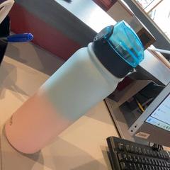 İLost kullanarak MEININGER Hotel Paris Porte de Vincennes tarafından bildirildiği gibi Su şişesi