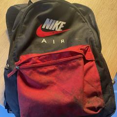 Rugzak. Met sportschoenen en oranje shirt., amint azt az iLostnak jelentették.