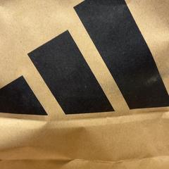 Purchase adidas, gemeldet von Designer Outlet Roermond über iLost