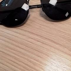 Sunglasses zwart, as reported by Qbuzz Fryslân using iLost