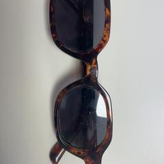 Gafas de sol, segundo informou Pathé Tuschinski usando iLost