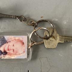 Sleutel met hanger Eiffeltoren en foto, segons s'ha informat a iLost