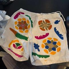 Pantalons curts, segons ha informat Van der Valk Hotel Amsterdam-Amstel mitjançant iLost