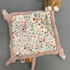 Labazada cariñosa Knuffeldoek met hert, segundo informou IKEA Eindhoven usando iLost