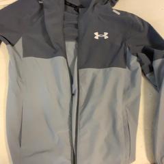 Bunda Grijze Under Armour kinder jas, jak nahlášeno Artis pomocí iLost