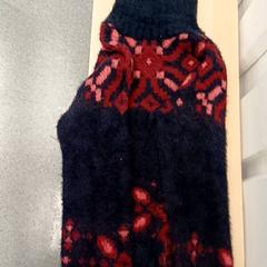 Pull en laine Noir et rouge motif géométrie, zoals gemeld door IKEA Toulouse met iLost