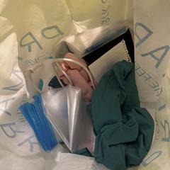White bag with stuff، كما تم الإبلاغ عنه بواسطة Room Mate Bruno عبر iLost