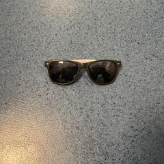 サングラス がiLostで Breng Arnhem によって報告されました