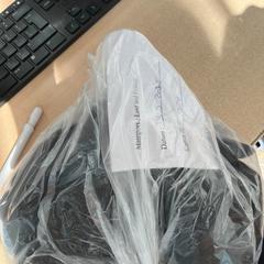 Kleding zwart, como reportado por Haven Hotel Rotterdam utilizando o iLost