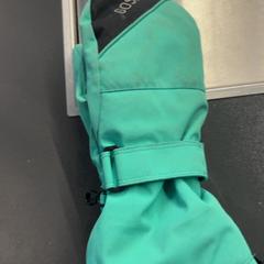 Glove Turqouise Gosoaky, as reported by Pathé Amsterdam Noord using iLost
