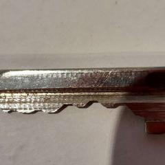 Clef métal, segons ha informat TCL mitjançant iLost