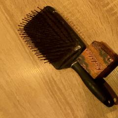 Escova para cabelos, como reportado por Van der Valk Hotel Apeldoorn - De Cantharel utilizando o iLost