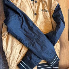 Jaqueta Geel, donkerblauw, segons ha informat WestCord Hotel Eindhoven mitjançant iLost