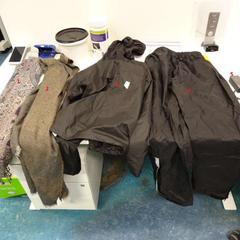 Vanalles: 1.Sjaal 2.Sjaal 3.Jas 4.Broek 5. Lader, som rapportert av Vrije Universiteit Brussel (VUB) ved bruk av iLost