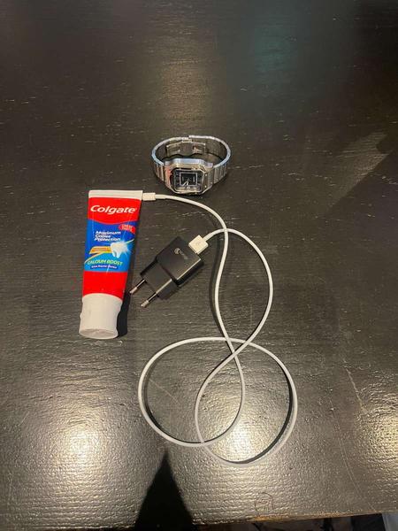 Tandpasta, iPhone charger & Watch