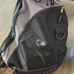 Black and grey backpack, ako bolo nahlásené iLost