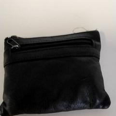 Tarjetero Makaya Massamba, ha sido reportado por Regio Antwerpen - Brussel con iLost