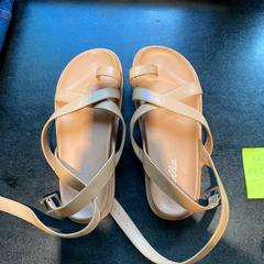Sandal, as reported by Hotel V Fizeaustraat using iLost