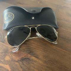 Ray ban zonnebril, jak bylo nahlášeno na iLost