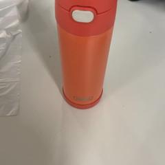 زجاجة ماء، كما تم الإبلاغ عنه بواسطة Silver Sands Beach عبر iLost