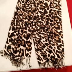 Écharpe & Châle panterprint sjaal, a été signalé par Pathé Nijmegen utilisant iLost