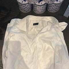 Overhemd, amint azt Van der Valk Hotel Amsterdam-Amstel az iLost segítségével jelentette.