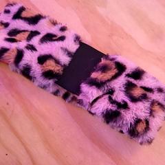 Bandolete Roze luipaard print hoofdband, como reportado por Schaatsbaan Rotterdam utilizando o iLost
