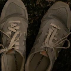Sneaker, zoals gemeld door MEININGER Hotel Berlin "Mitte" Humboldthaus met iLost