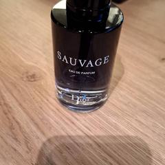 Parfum Sauvage, segundo informou Van der Valk Hotel Haarlem usando iLost