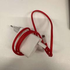 Laddare White, with red, rapporterat av BANKS Antwerp med iLost
