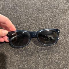 Sluneční brýle Ray-Ban, jak nahlášeno Leonardo Hotel Amsterdam Rembrandtpark pomocí iLost