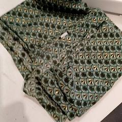 스카프 verte à  motifs dorés et noir, iLost를 사용하여 IKEA Toulouse에 보고됨