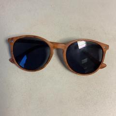 Óculos de sol, como reportado por Artis utilizando o iLost