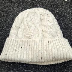 Beanie Witte primark muts, as reported by Schaatsbaan Rotterdam using iLost
