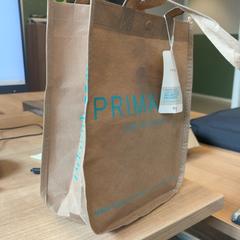 Bolsa Primark met spullen, segundo informou Pathé Arnhem usando iLost