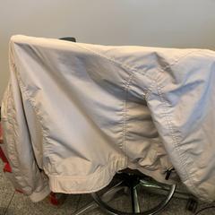 ジャケット Beige jas がiLostで Eindhoven Airport によって報告されました