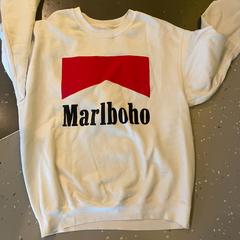 Pulóver WHITE, amint azt Room Mate Bruno az iLost segítségével jelentette.