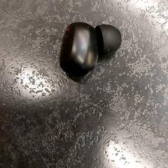 Draadloos oortje, segons ha informat Rotterdam The Hague Airport mitjançant iLost