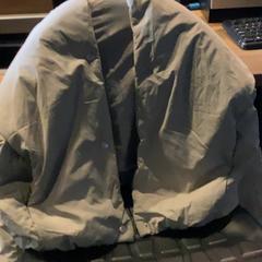 السترة Cream، كما تم الإبلاغ عنه بواسطة MEININGER Hotel Amsterdam City West عبر iLost