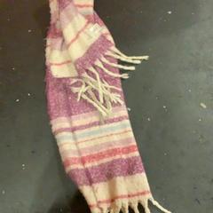 Sjaal Paars met wit, zoals gemeld door Café Leentje met iLost