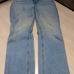 Calças de ganga, como reportado por Arriva Oost-Brabant utilizando o iLost