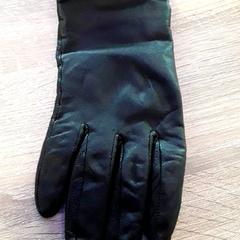 Kesztyű, amint azt EBS Tramplein az iLost segítségével jelentette.