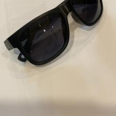 Óculos de sol, como reportado por MEININGER Hotel Marseille Centre la Joliette utilizando o iLost