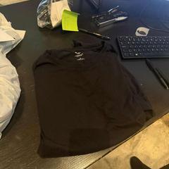 Lange mouwen t-shirt zwart, iLost를 사용하여 Van der Valk Hotel Amsterdam-Amstel에 보고됨