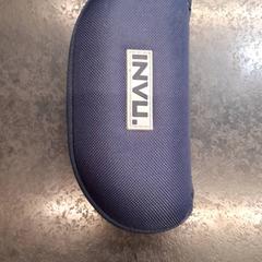 Brillenkoker met twee brillen Brull، كما تم الإبلاغ عنه بواسطة Rotterdam The Hague Airport عبر iLost