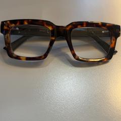 Gafas (subcategoría), ha sido reportado por Padualaan 101 con iLost