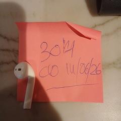 Airpod Right one, como reportado por Conscious Hotel Museum Square utilizando o iLost