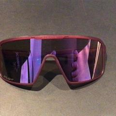 Ulleres de sol, segons ha informat Van der Valk Hotel Amsterdam Zuidas mitjançant iLost