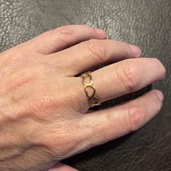 Een ring opgebouwd uit hartjes (goudkleurig), segons s'ha informat a iLost